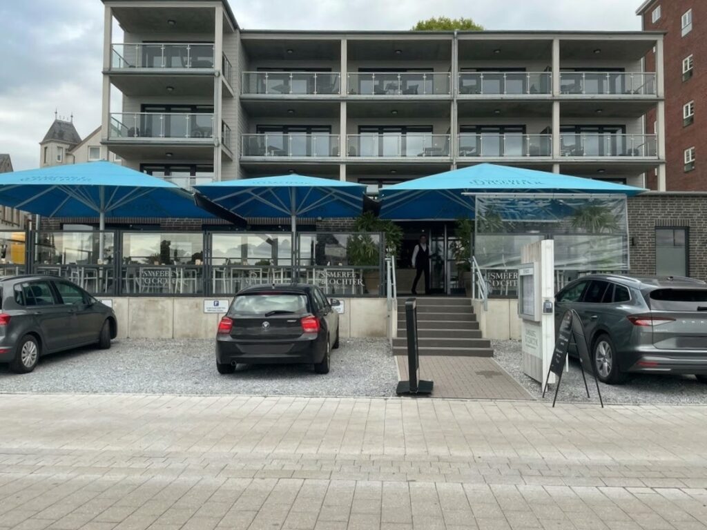 Eingang und Terrasse des Café u0026 Restaurant Meerestochter